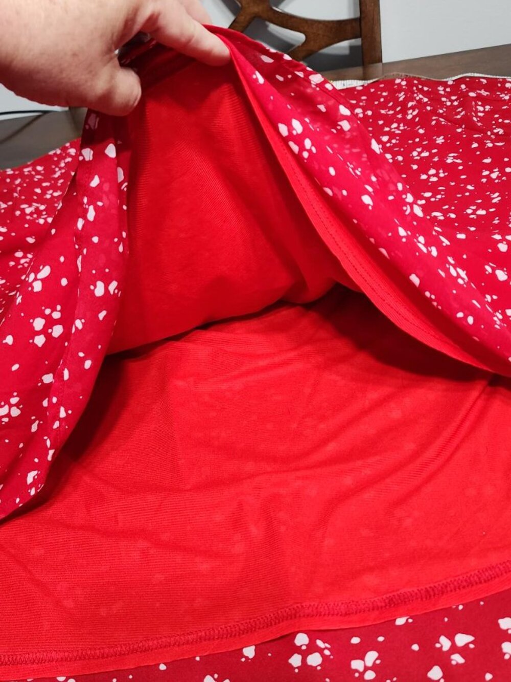Vibrant red abstract print V-neck blouse, sheer slit flutter sleeves. Siddhe 4X - Picture 6 of 15